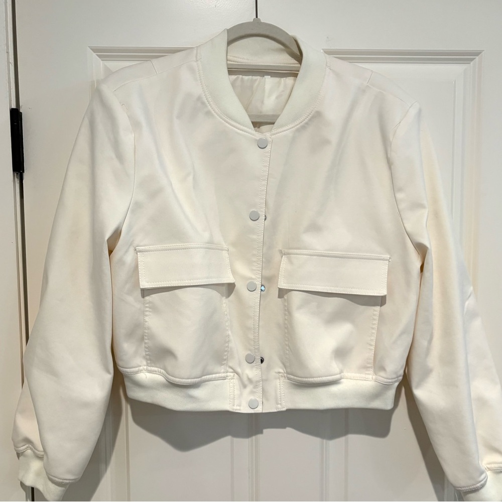 Women's Cream Bomber Jacket. Excellent like new condition.  size Medium.